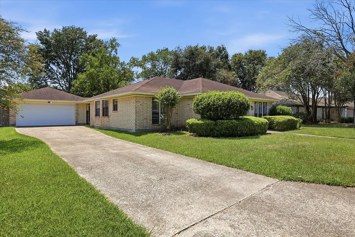 4 bed, 2.5 bath, 2034 sqft, $2,500 — Photo 1