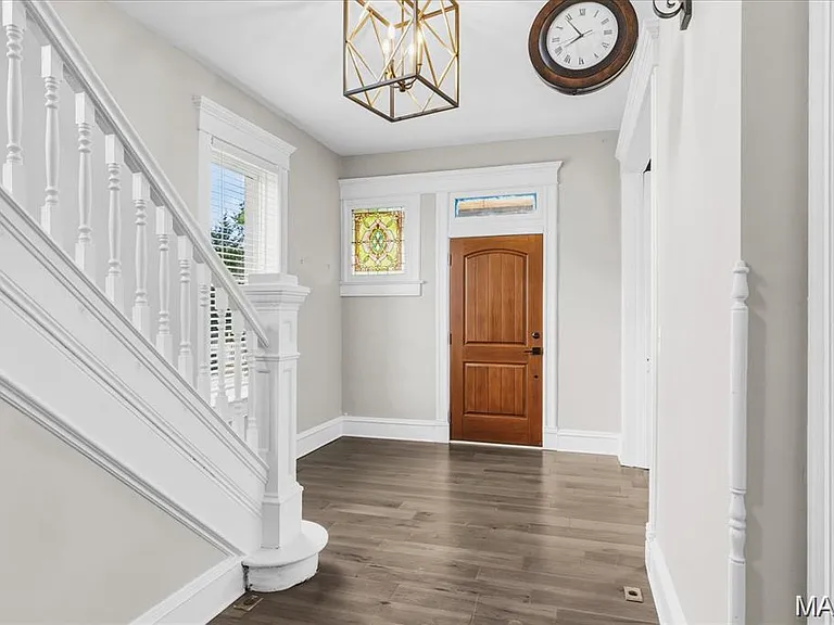 221 N Jackson St — Photo 3