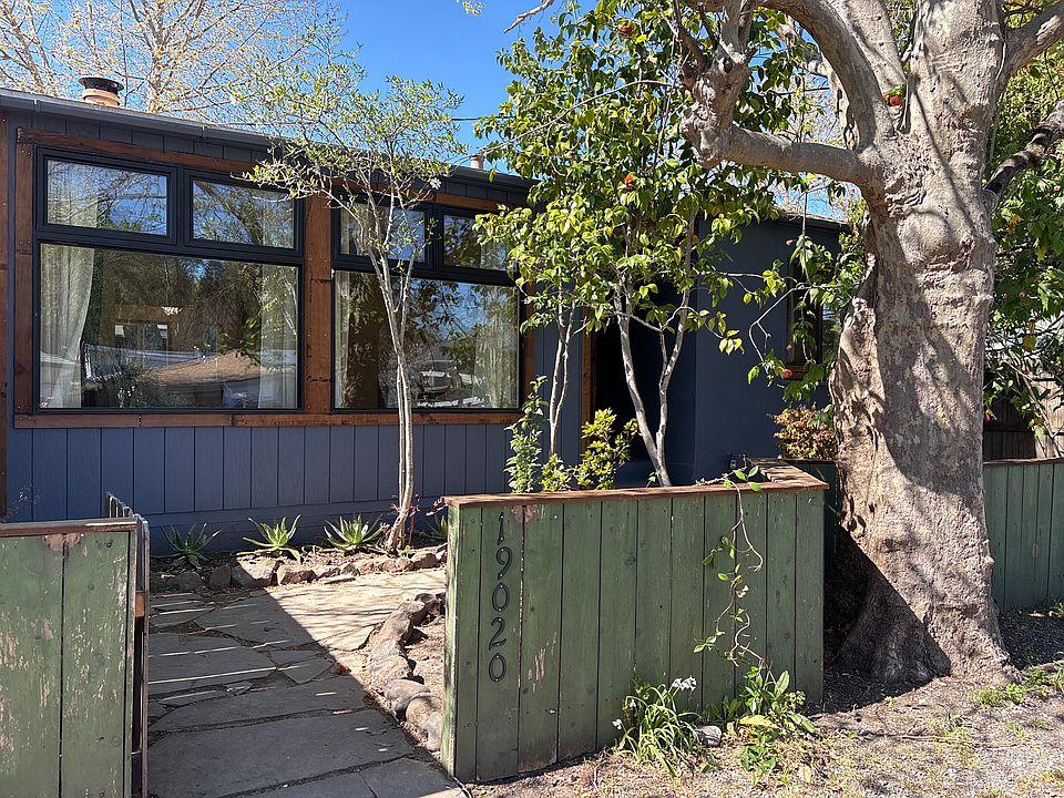Entrance from the street into the house