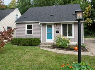 2214 Riverside Dr NE, Grand Rapids, MI 49505