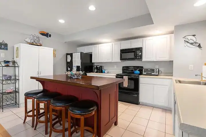6 Ashworth Ave #1 — Photo 2