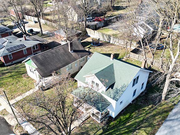 3rd image of 833 Center St