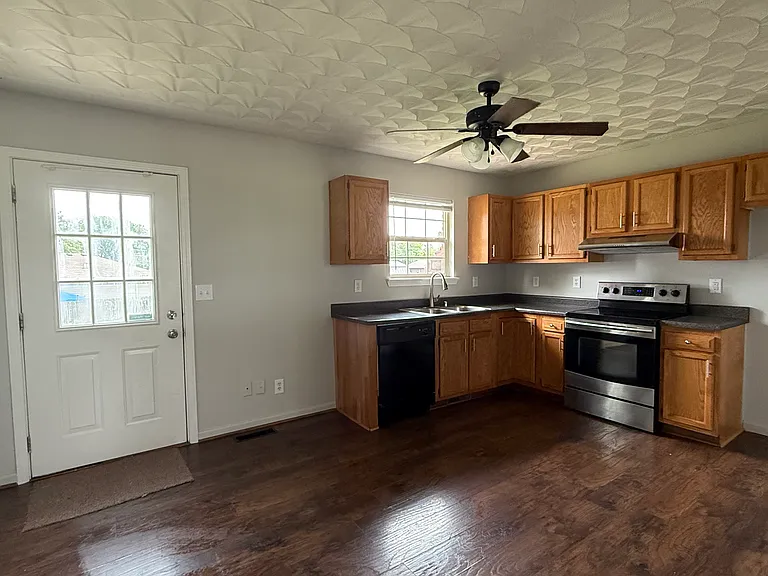 492 Landis Ln — Photo 3
