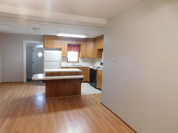 4th image of 405 Hillcrest St
