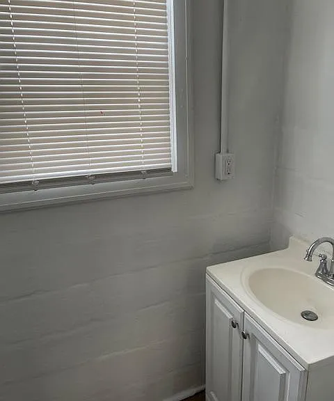 Another photo of the bathroom