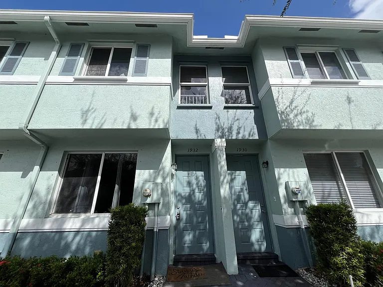 1932 Alamanda Way — Photo 4