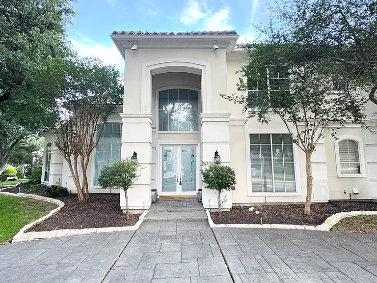 17619 Woods Edge Dr — Photo 2