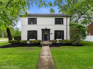 1894 Broadstone Rd, Grosse Pointe Woods, MI 48236