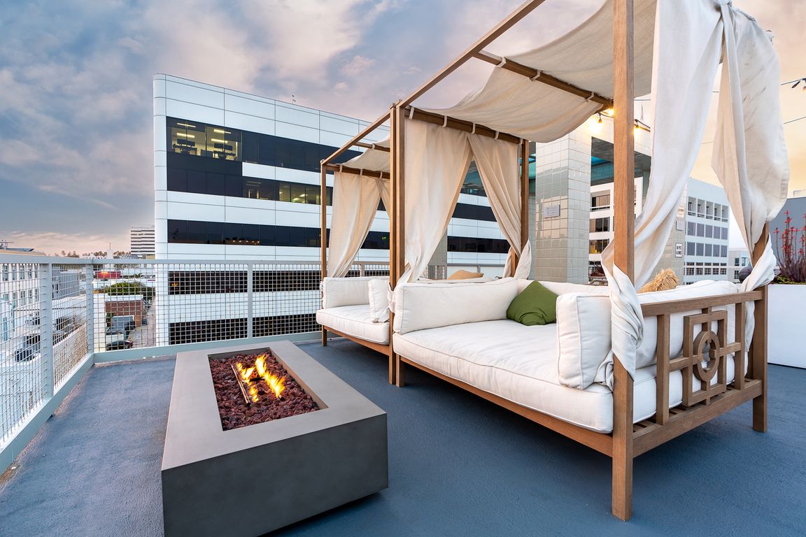 Ultimate Relaxation: Rooftop Cabanas at Riva Apartments Santa Monica
