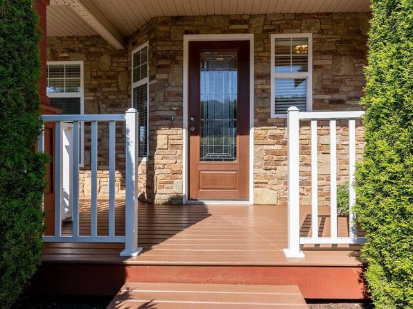 5 bedroom rental in Abbotsford — photo 2