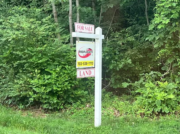 32 Cedar Dr, Sterling, VA 20164