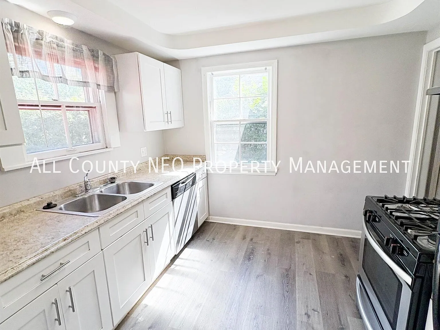 Spacious and charming 4-bedroom, 2-bath home in Cleveland Heights! — Photo 4
