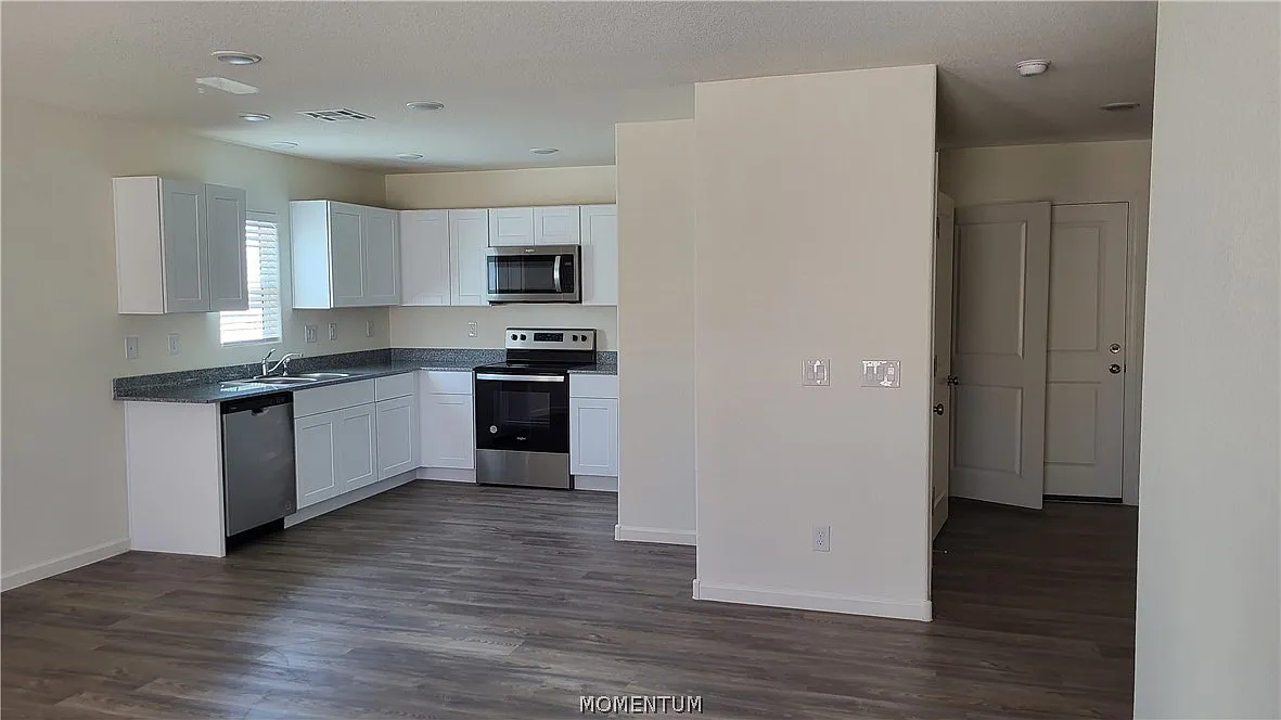3 bed, 2.0 bath, 1200 sqft, $1,700 — Photo 2