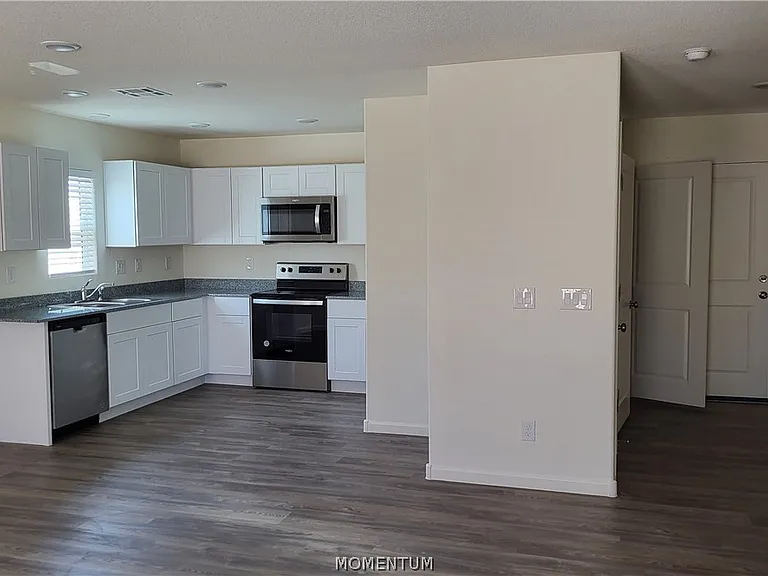 1141 Aspen Dr — Photo 2