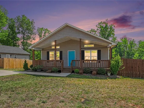 211 Bethlehem Ave, Thomasville, NC 27360
