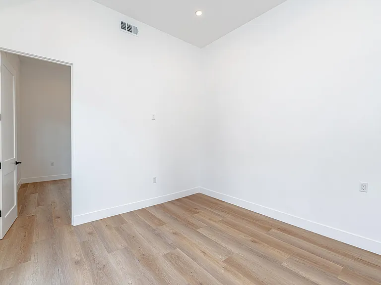 614 1/2 N Rampart Blvd — Photo 12