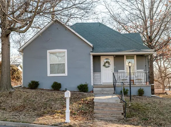 1018 N 10th St, Atchison, KS 66002