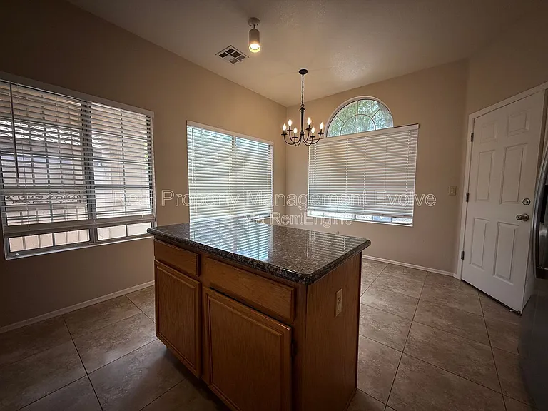 6814 W Louise Dr — Photo 10