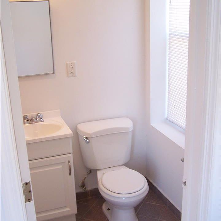 2nd image of 1096 Willow Ave