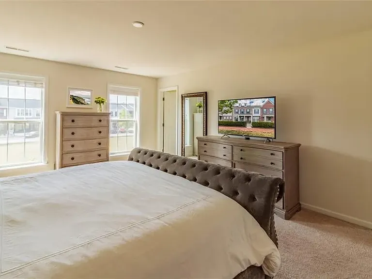 1414 Hastings Cres — Photo 17