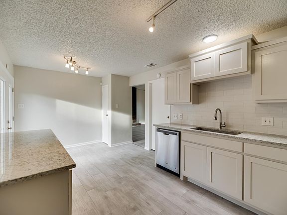 5th image of 233 Aspenway Dr