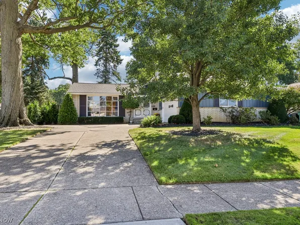 310 E Decker Dr, Seven Hills, OH 44131