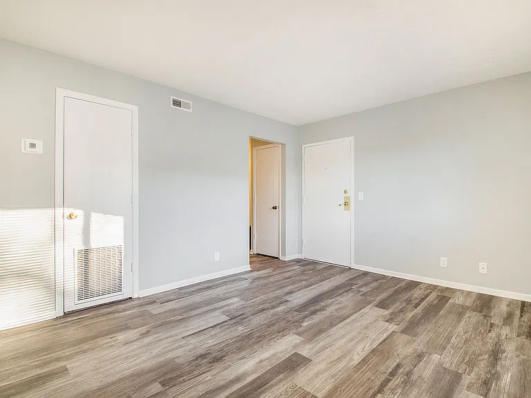 901 James Pkwy #2 — Photo 4