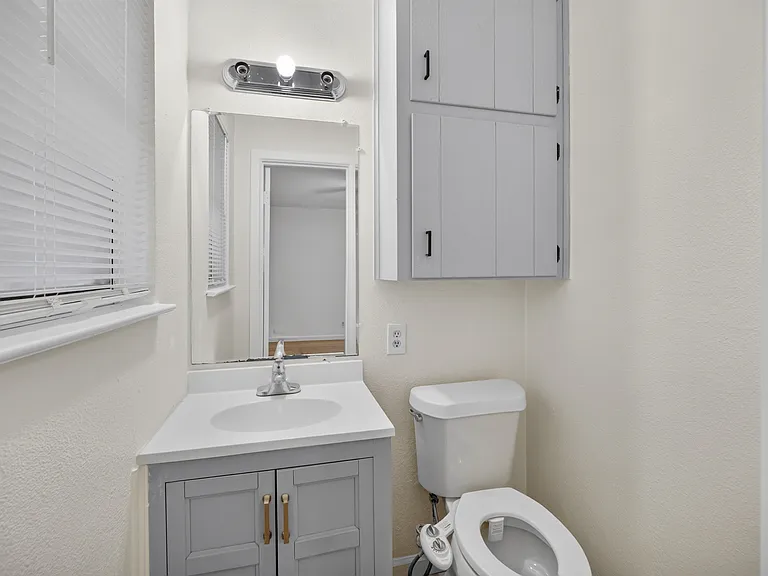 2210 Sycamore Dr — Photo 16
