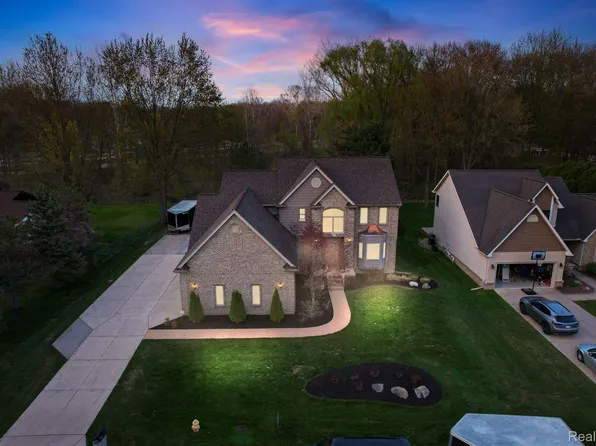 27091 Hickory St, Harrison Township, MI 48045