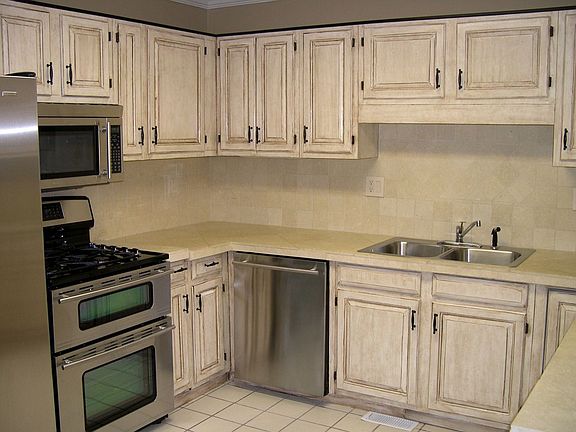 Completely remodeled kitchen w/solid surface counters 