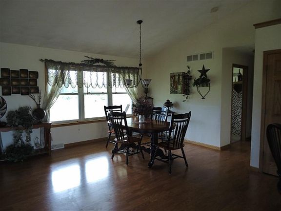 4th image of 407 Comfortcove St