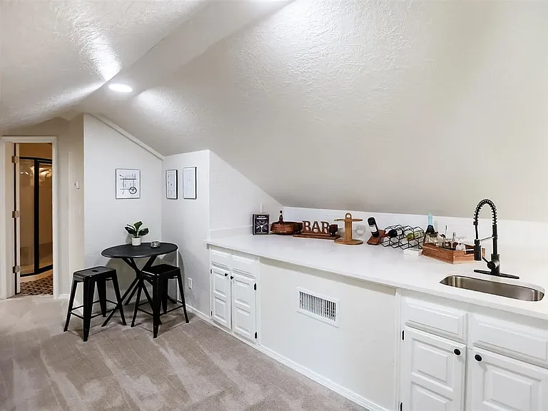 109 Road Runner Dr — Photo 6