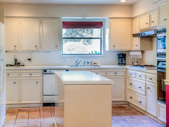 3rd image of 414 W Fair Harbor Ln