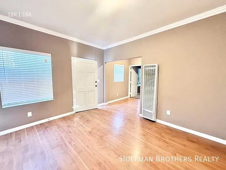 732 W 73rd St — Photo 4