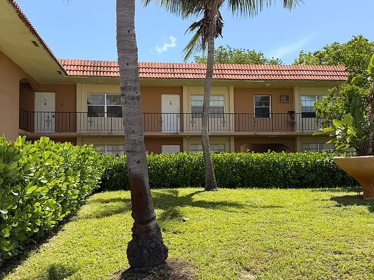 640 SW 9th Ct #7 — Photo 4