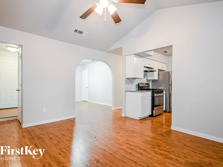 302 Shorewood Dr — Photo 4