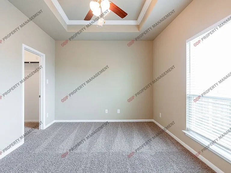 2425 Bellmont — Photo 10