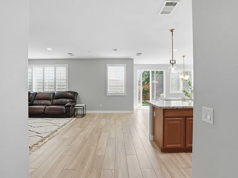 24545 Rosette Ln — Photo 6