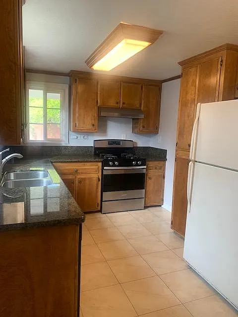 221 Cedar Ave — Photo 3