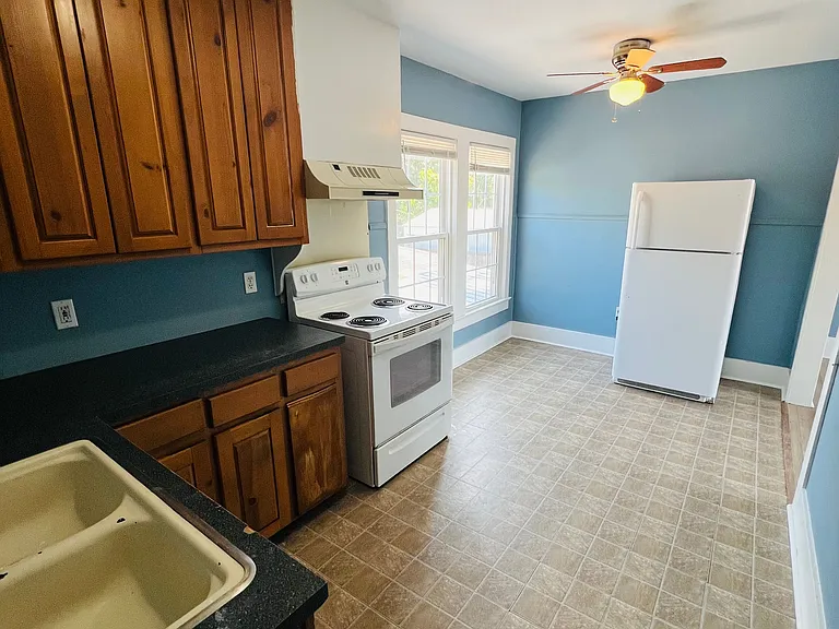 302 E Pine St — Photo 2