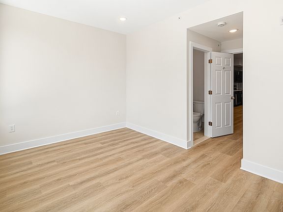 4th image of 5217 1/2 Warren St #4