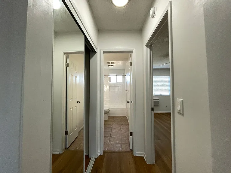 15925 Victory Blvd — Photo 11