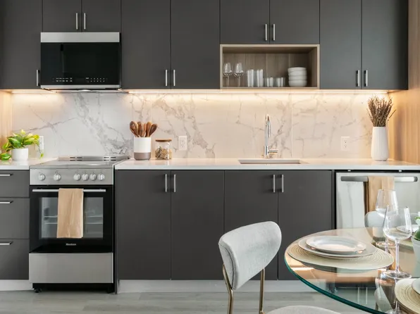 72-01 Queens Boulevard image 3 of 40