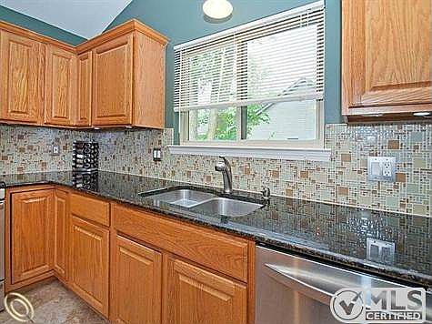 granite counter w/ tile backspla