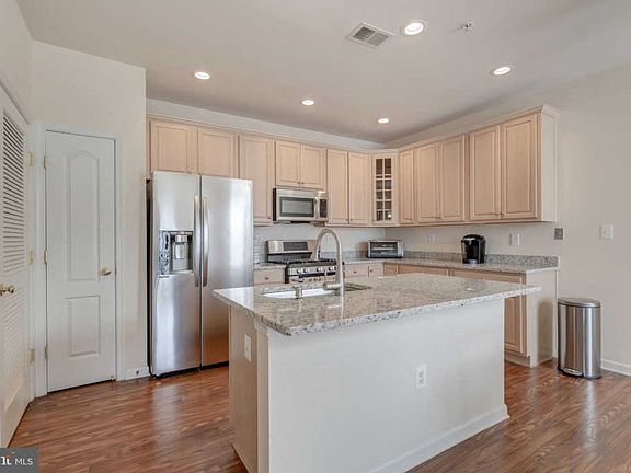 3rd image of 5064 Donovan Dr #427