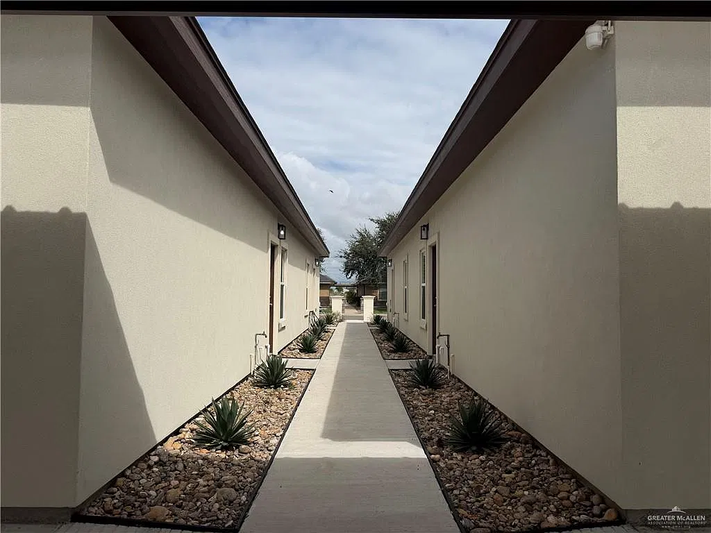 2 bed, 2.0 bath, 961 sqft, $1,200 — Photo 2