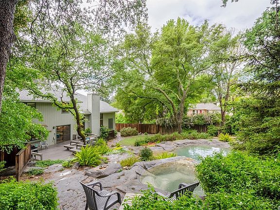 3rd image of 110 Gainsborough Cir