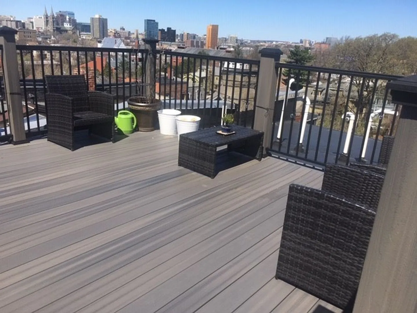 Beautiful Modern 4 bed unit with a rooftop deck! — Photo 2