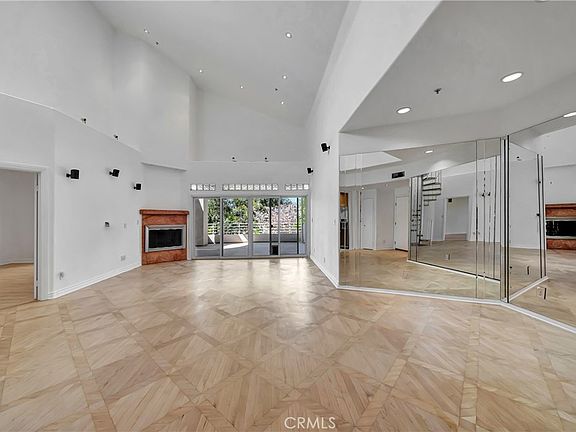 3rd image of 4477 Woodman Ave APT 305