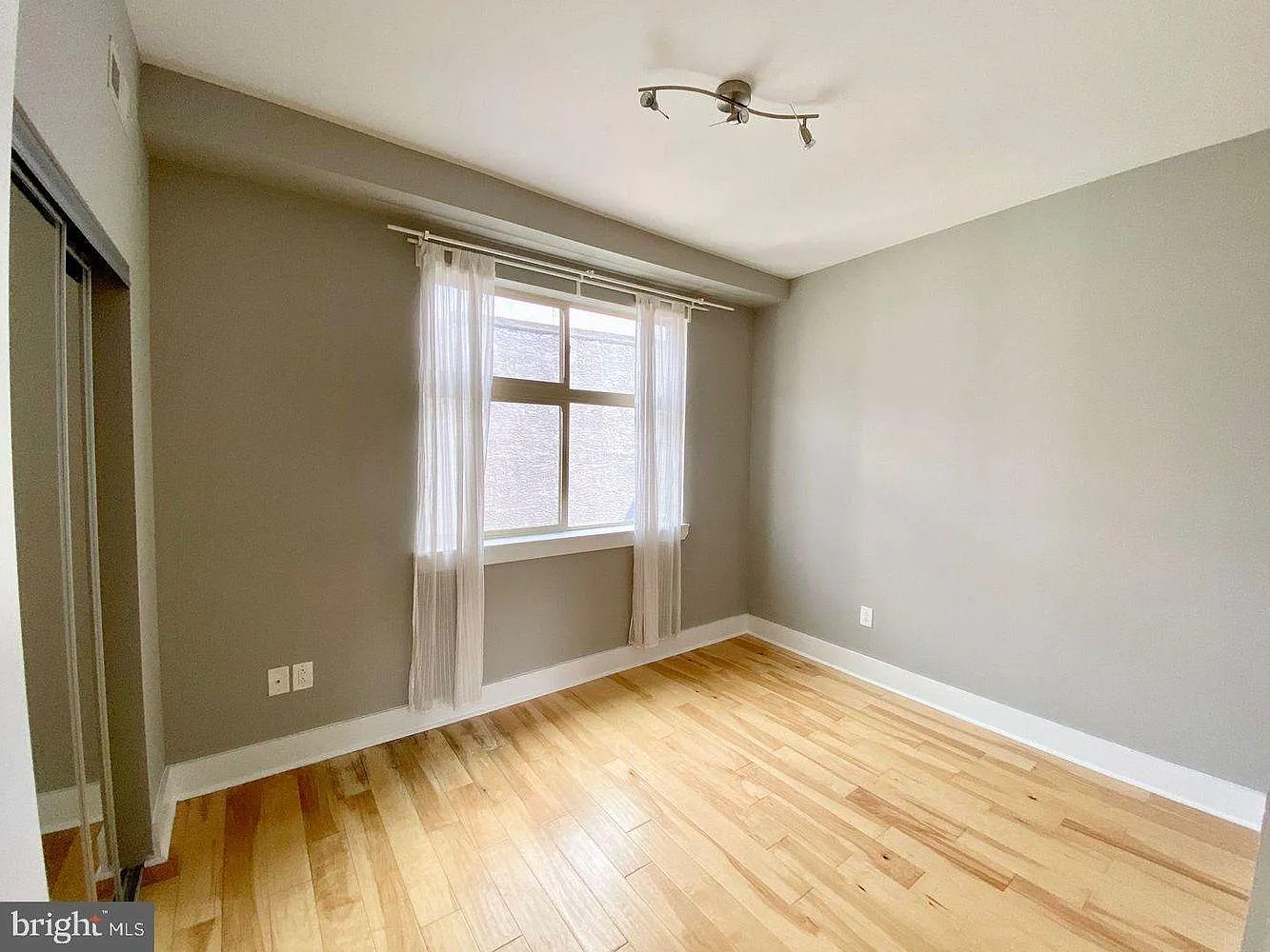 2 bed, 1000 sqft, $2,300 — Photo 4